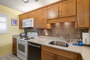 Private kitchen - Menehune Shores, #509 2 Bedroom Condo (Kihei)