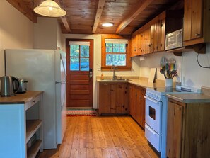 Fridge, microwave, oven, stovetop - Charming Pond Access Cottage Near National Seashore (2409) (Eastham)