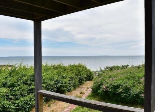 Beach front, desirable Indian Neck!  CS0048