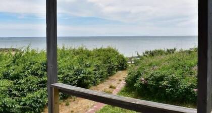 Beach front, desirable Indian Neck! CS0048