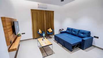 Suite Superior | Brankas, meja kerja, ruang kerja ramah laptop, dan tirai kedap cahaya
