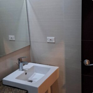 Bruser, hårtørrer, bidet, håndklæder
