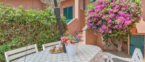 تناول الطعام بالخارج