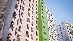 Un edificio alto con varios balcones y ventanas.