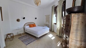 4 bedrooms, iron/ironing board, WiFi, bed sheets