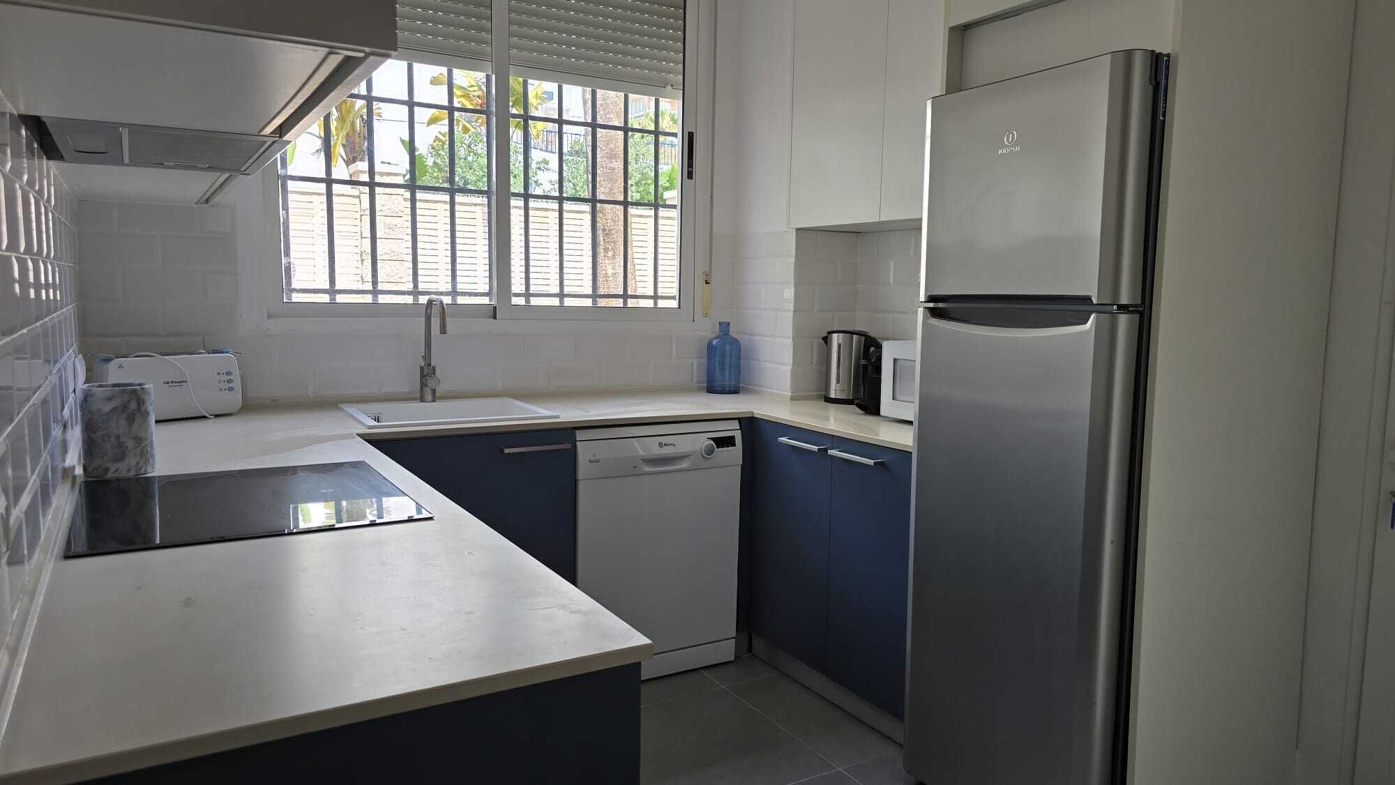 Een koelkast, een magnetron, een oven, een vaatwasser