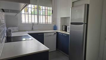 Een koelkast, een magnetron, een oven, een vaatwasser
