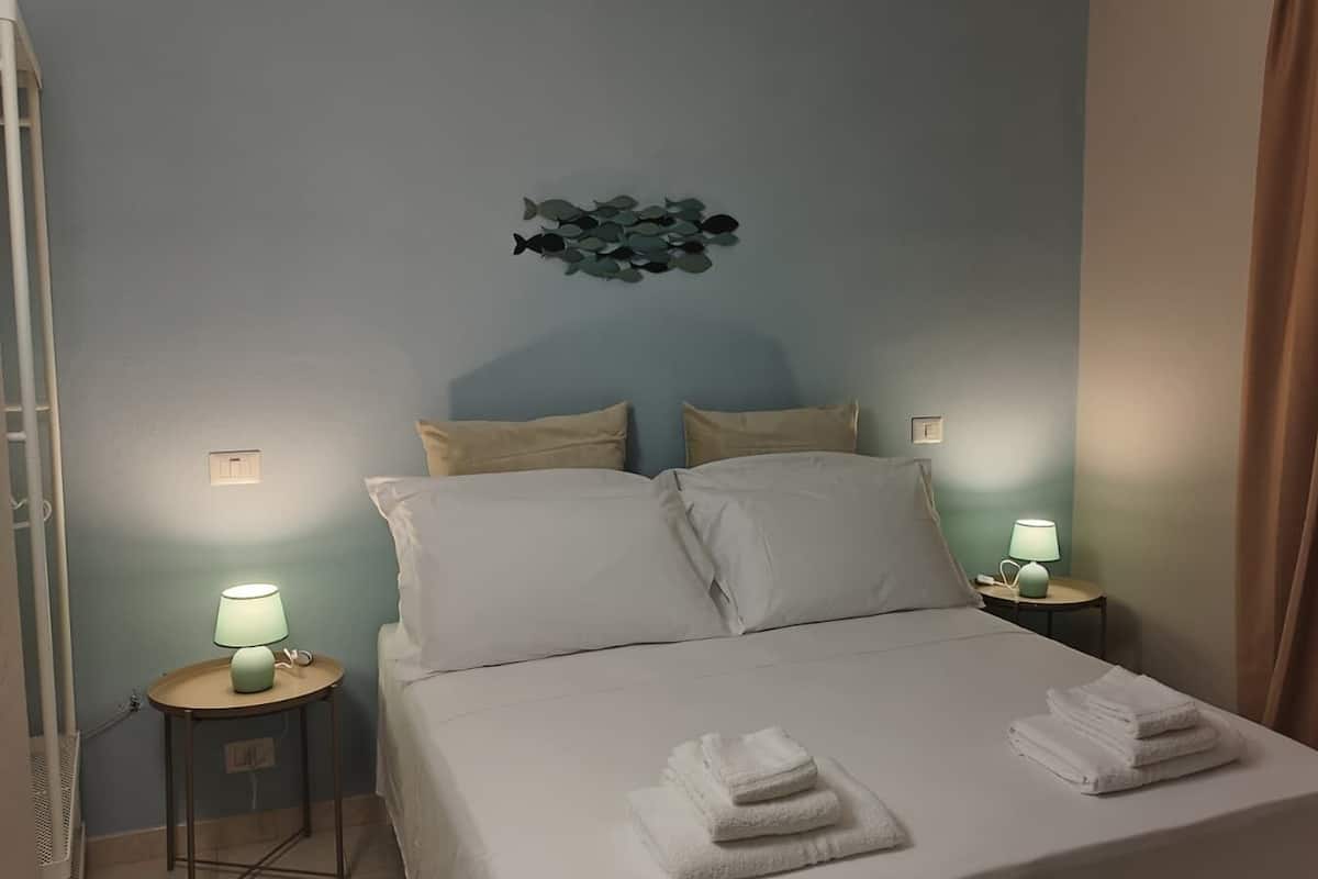 Quarto casal conforto, vista para a cidade | Cofres nos quartos, cortinas blackout, Wi-Fi de cortesia