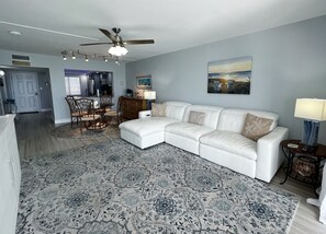 Smart TV, books - High End, Sky High Beach View! Spacious 1 BR at Ocean Sands (Madeira Beach)