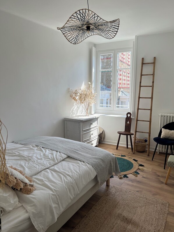 5 chambres, lit parapluie, accès Internet, draps fournis
