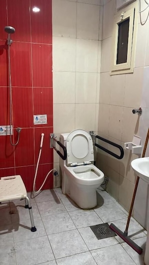 Een douche, gratis toiletartikelen, pantoffels, handdoeken