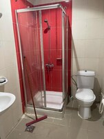 淋浴设施、免费洗浴用品、拖鞋、毛巾