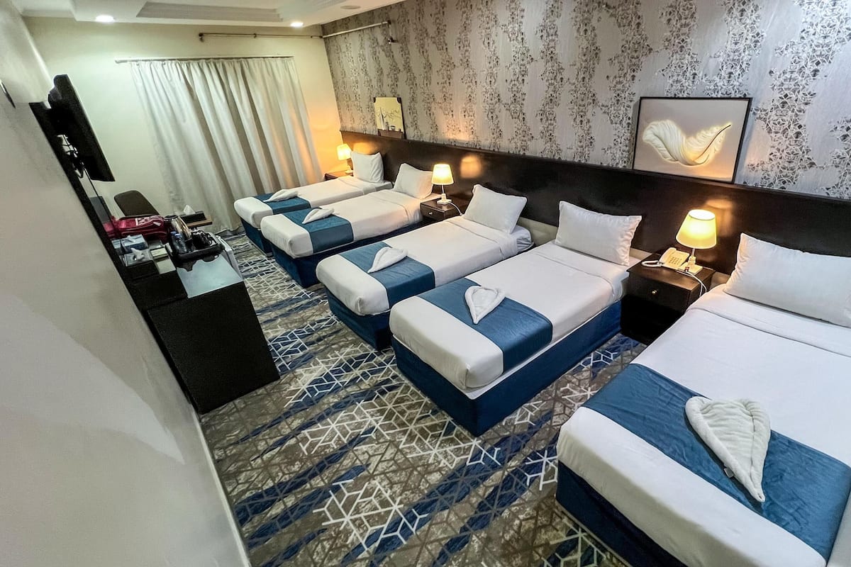 Economy-Vierbettzimmer, Mehrere Betten, Stadtblick | Hochwertige Bettwaren, Verdunkelungsvorhänge, Bügeleisen/Bügelbrett