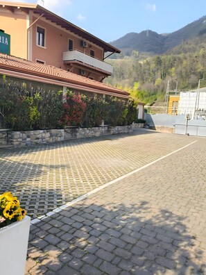 Property grounds - Apartment 'Zaffiro' with Mountain View, Wi-Fi and Air Conditioning (Carpeneda)
