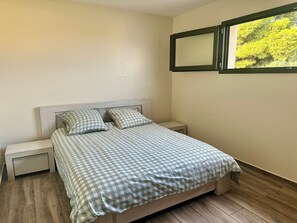 3 bedrooms, iron/ironing board, travel cot, free WiFi