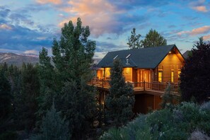 Exterior - Luxury 2400 sqft Log Cabin! Panoramic views, game room, tiki bar, & Pets! (Big Bear City)