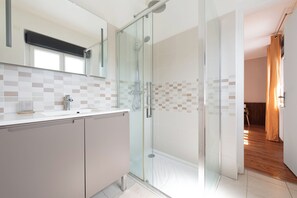 Douche, sèche-cheveux, serviettes fournies, savon