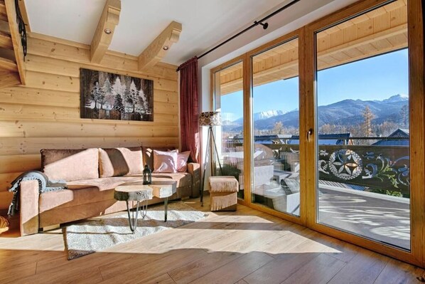 Deluxe-chalet, terassi, vuoristonäköala (Domek 2 - Rozeta) | Olohuone | Taulutelevisio