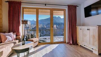 Deluxe Chalet, Terrace, Mountain View (Domek 2 - Rozeta) | Living room | Flat-screen TV, fireplace