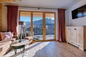 Deluxe chalet, terras, uitzicht op bergen (Domek 2 - Rozeta) | Woonkamer | Flatscreentelevisie en een open haard