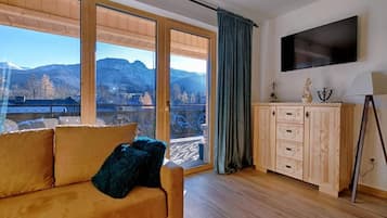 Chalé luxo, terraço, vista para a montanha (Domek 1 - Lilija) | Sala de estar | TV de tela plana, lareira