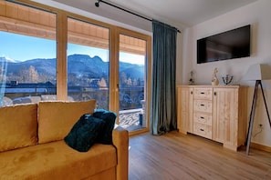 Deluxe Chalet, Terrace, Mountain View (Domek 1 - Lilija) | Ruang tamu | TV skrin rata, pendiangan 