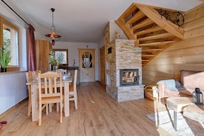 Deluxe chalet, terras, uitzicht op bergen (Domek 2 - Rozeta) | Woonkamer | Flatscreentelevisie en een open haard