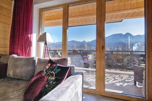 Deluxe Chalet, Terrace, Mountain View (Domek 3 - Parzenica) | Living room | Flat-screen TV - Domki na Skalach Centrum Zakopane (Zakopane)