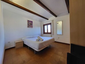 4 bedrooms, bed sheets