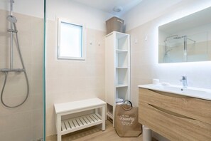 Shower, hair dryer, towels - Holiday Home 'Maison Moderne' with Private Terrace, Wi-Fi and Air Conditioning (Fouesnant)