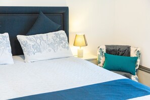 3 bedrooms, iron/ironing board, WiFi, bed sheets