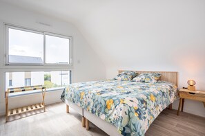 3 bedrooms, iron/ironing board, WiFi, bed sheets