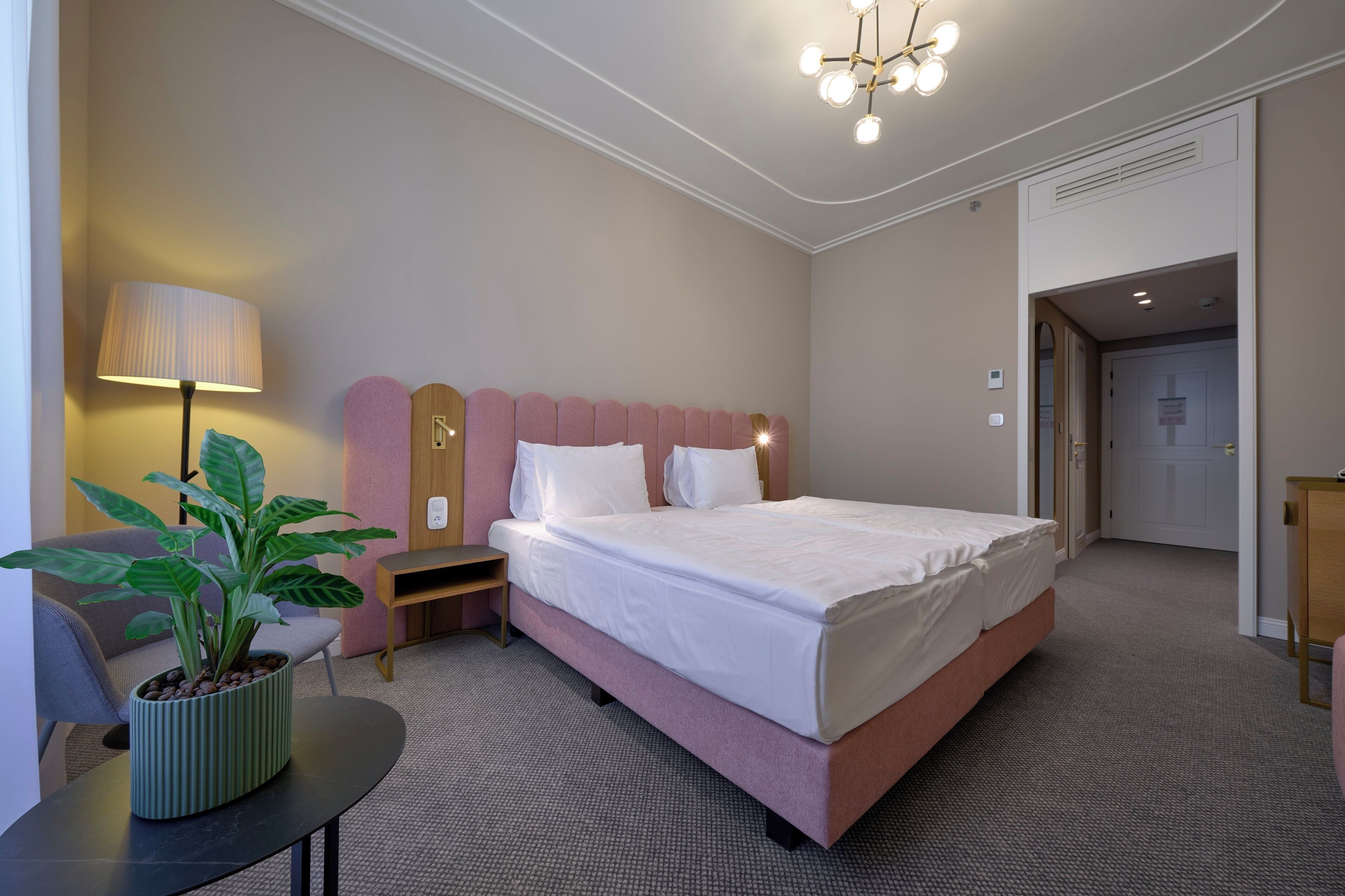Ropa de cama de alta calidad, colchones con efecto memoria y minibar 