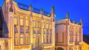 Un edificio a più piani con dettagli architettonici elaborati, tra cui balconi e ampie finestre.