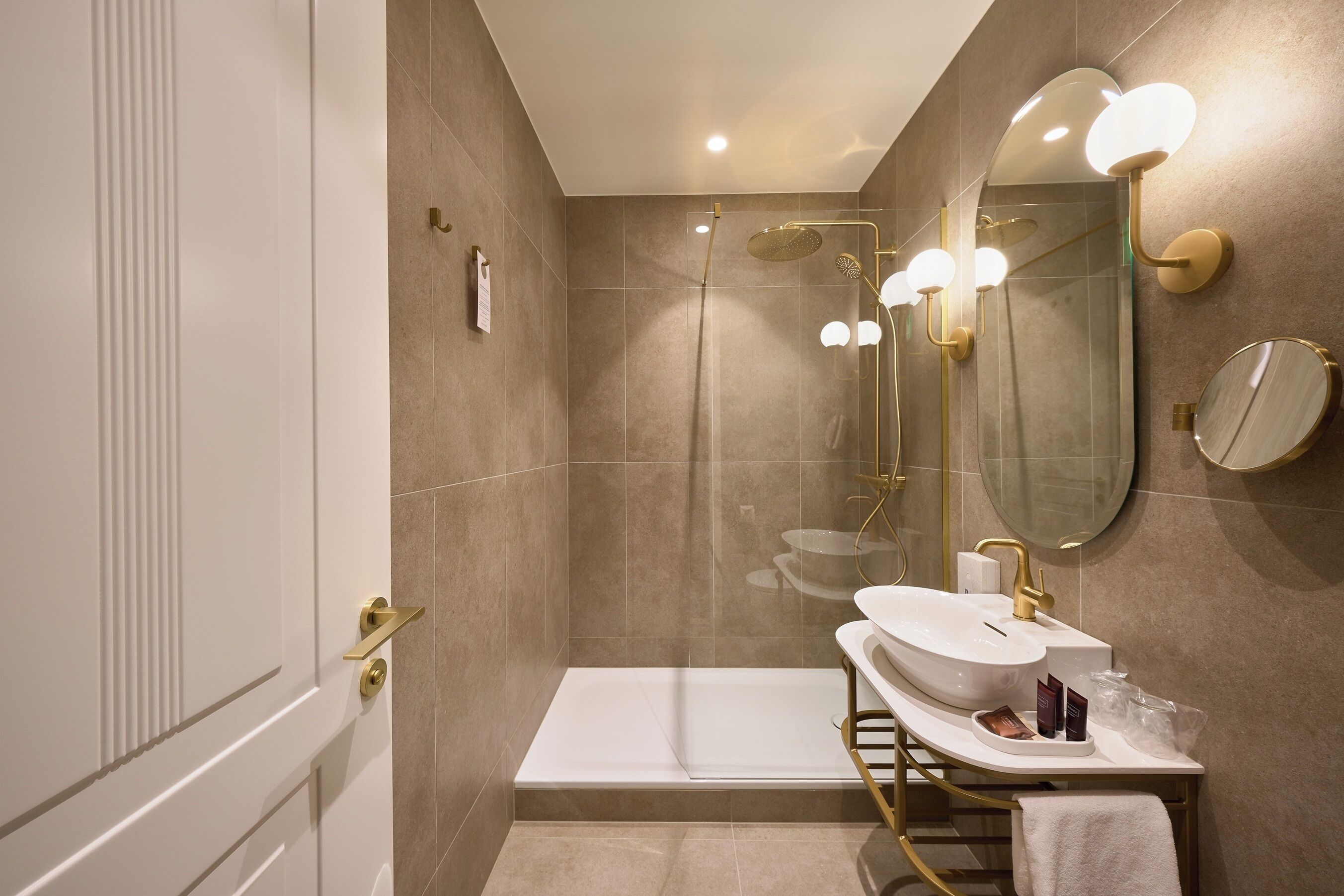 Een moderne badkamer met een bad, een wastafel en een douche.