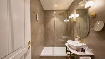 Een moderne badkamer met een bad, een wastafel en een douche.