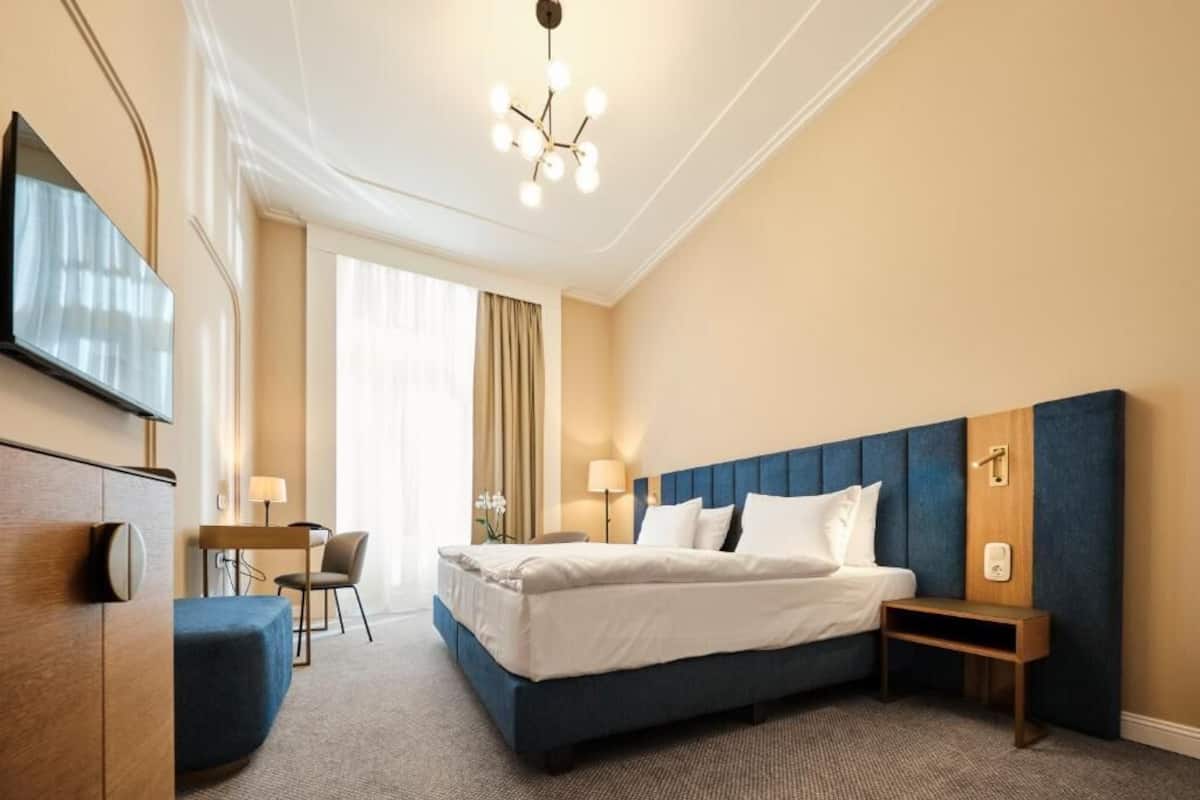 Habitación Deluxe, balcón | Ropa de cama de alta calidad, camas con efecto memoria y minibar