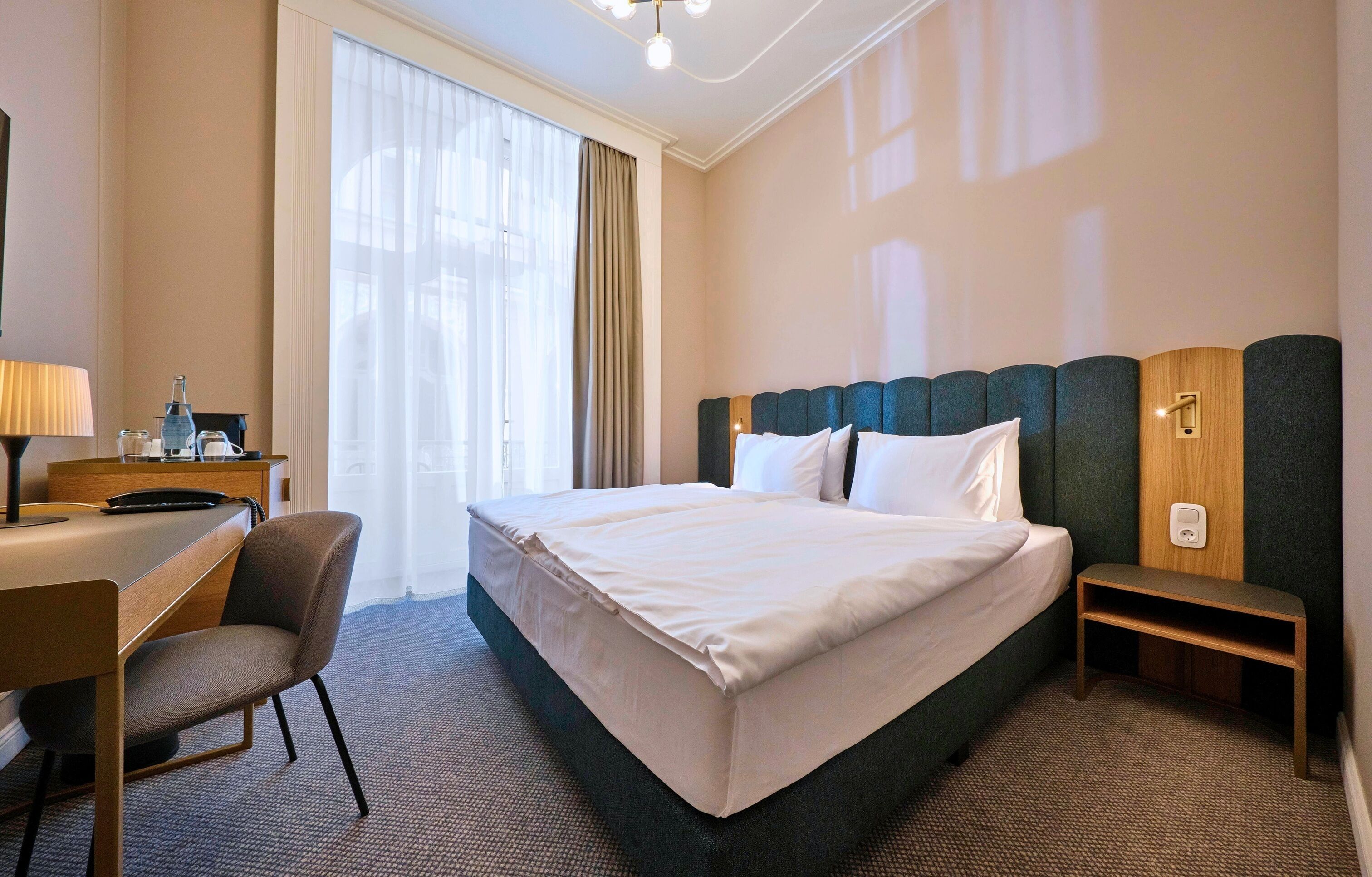 Superior kamer, balkon | Een kluis op de kamer, een bureau, verduisterende gordijnen