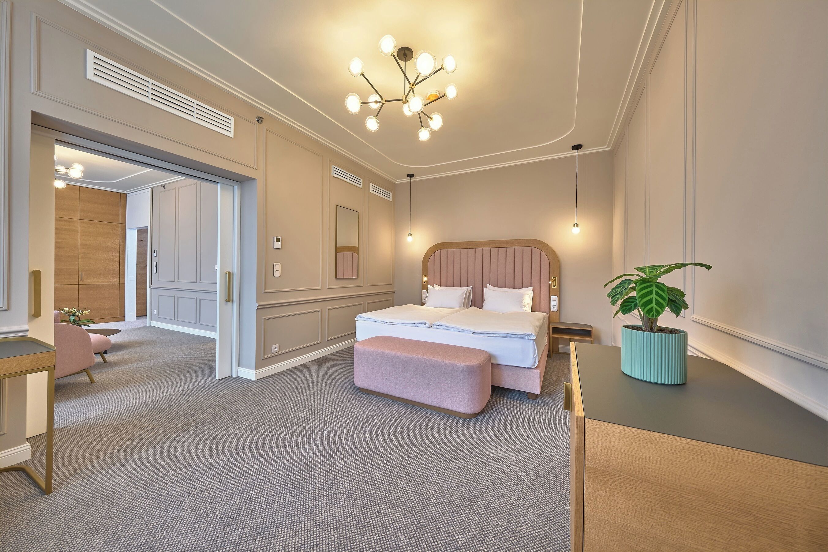 Grand suite, uitzicht op stad | Een kluis op de kamer, een bureau, verduisterende gordijnen