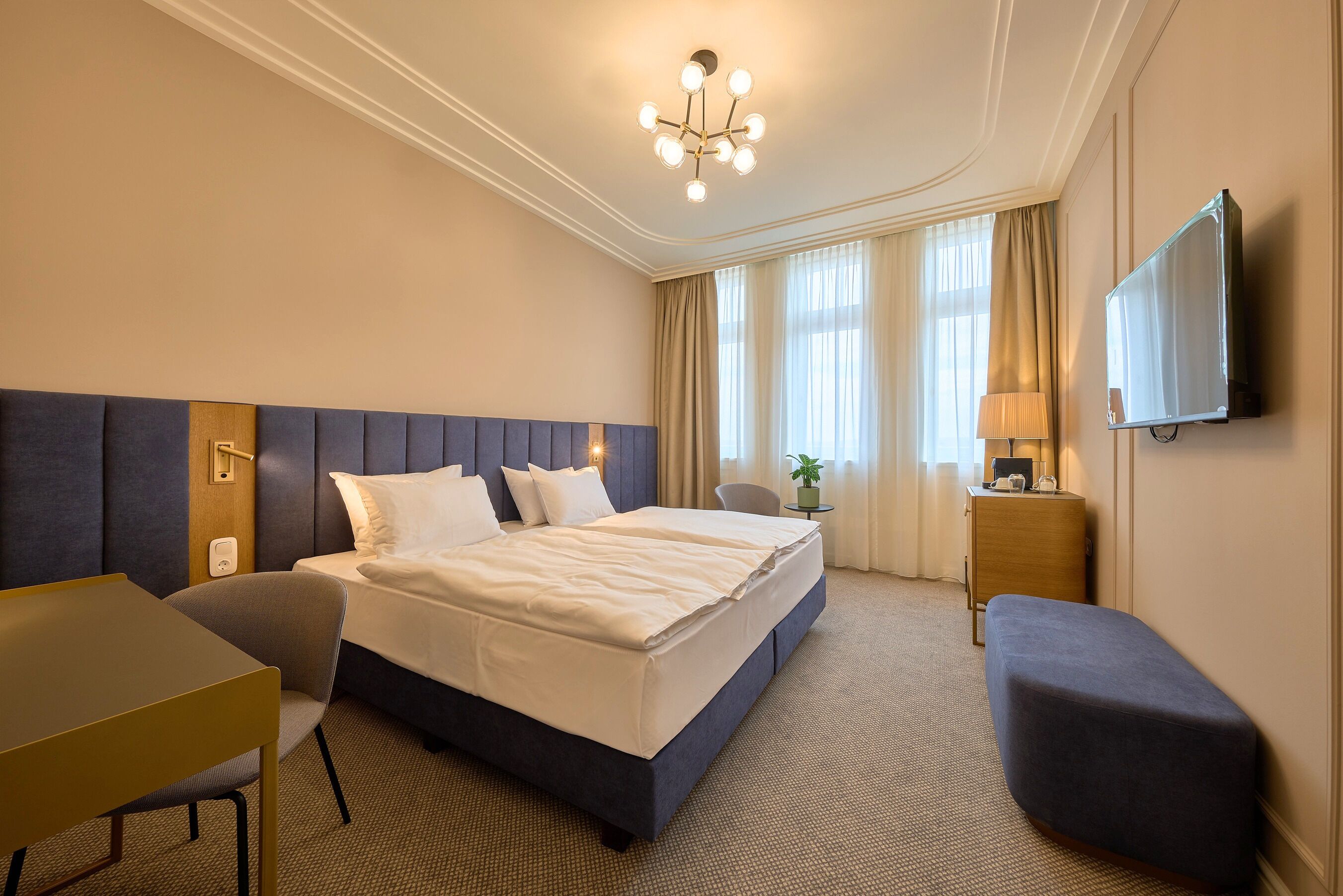 Deluxe kamer, uitzicht op stad | Een kluis op de kamer, een bureau, verduisterende gordijnen
