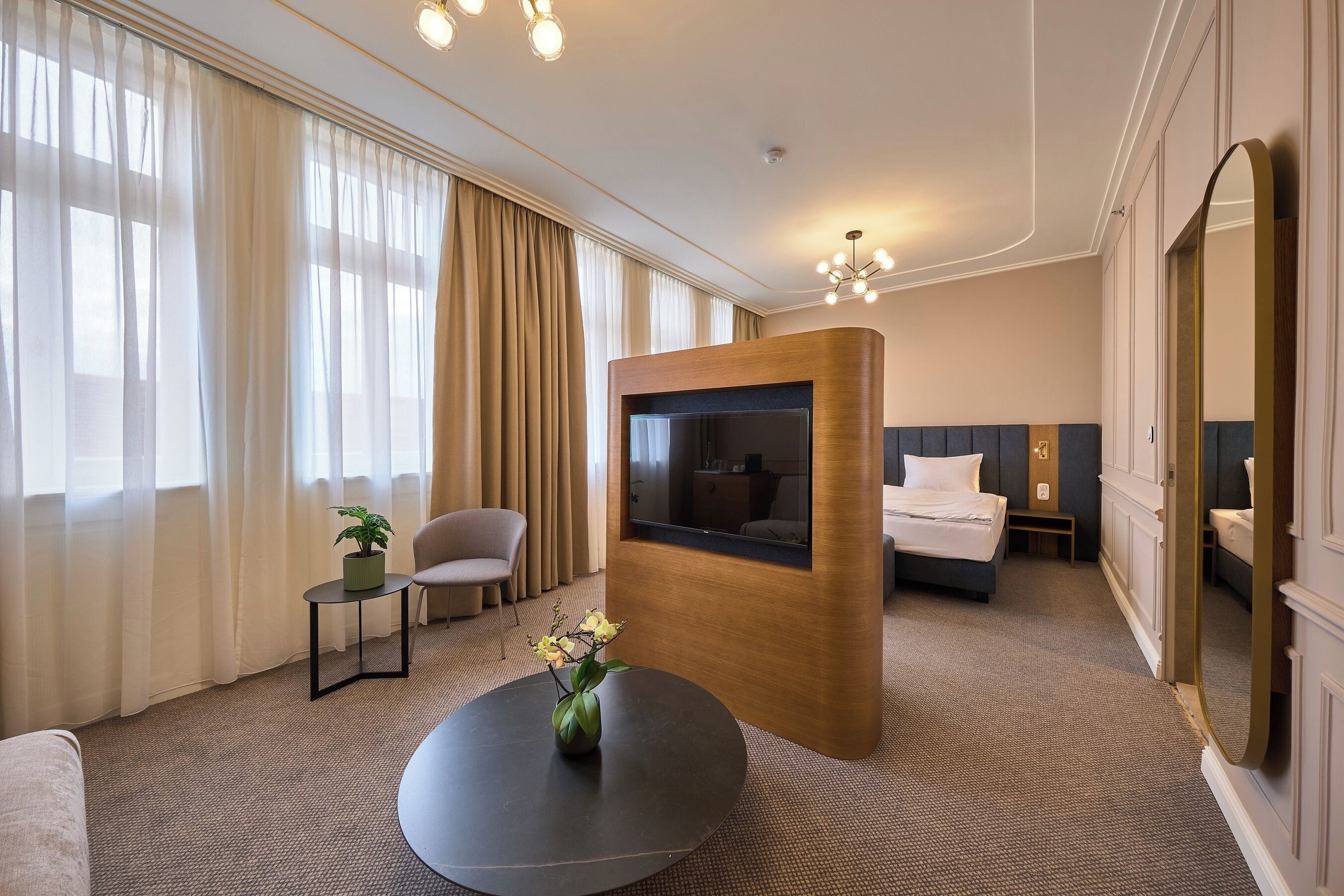 Junior suite, uitzicht op stad | Een kluis op de kamer, een bureau, verduisterende gordijnen
