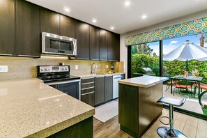 Jääkaappi, mikroaaltouuni, uuni, liesi