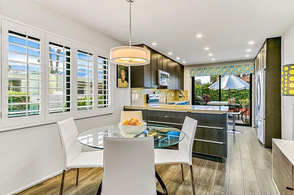 Réfrigérateur, four à micro-ondes, un four, surface de cuisson