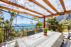 Outdoor dining - Holiday Home 'Casa Ros' with Sea View, Wi-Fi and Air Conditioning (Palermo)