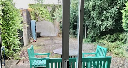 Large Character Townhouse TIPPERARY Town Centre shops nearby sleep ONLY 9 People
