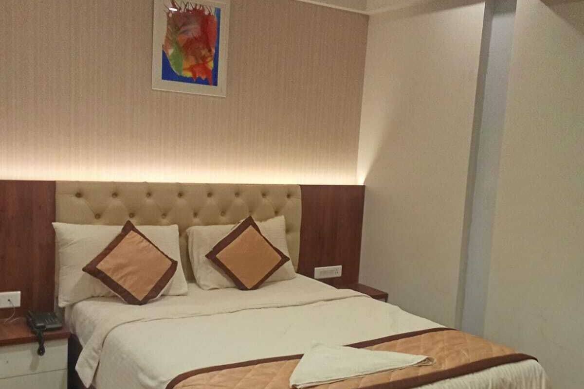 Deluxe Double Room | Laptop workspace, iron/ironing board (on request)