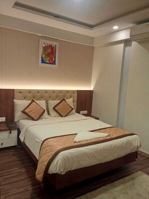 Deluxe tweepersoonskamer | Een laptopwerkplek, een strijkplank/strijkijzer