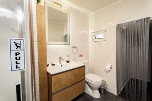 Suihku, hiustenkuivaaja, pyyhkeet, saippua