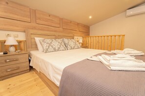 2 bedrooms, iron/ironing board, WiFi, bed sheets - New - Luxury Getaway with Jacuzzi Platanos House - Salakos (Salakos)