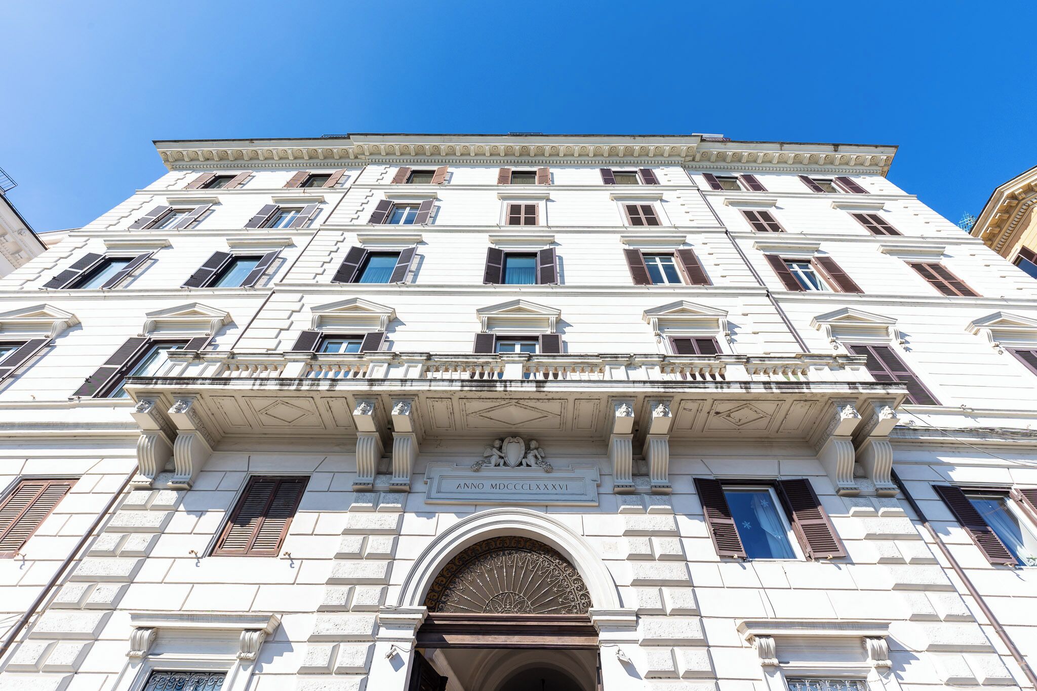 Vista frontal de la propiedad